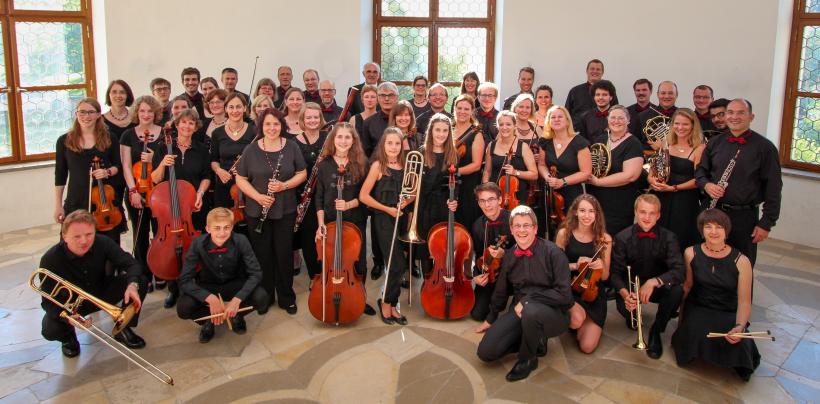 <p>Gruppenphoto des Orchesters 2017 im Vestibül des Kaisersaals</p>
