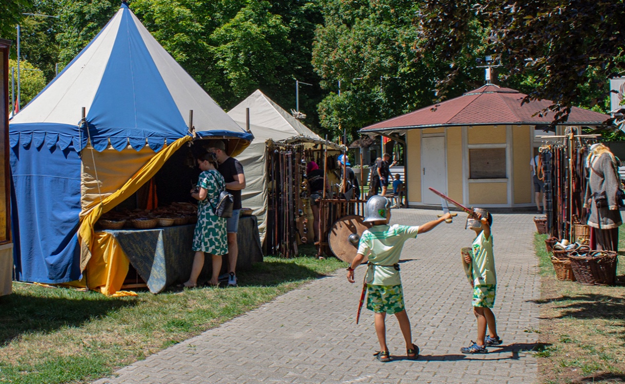 <p>Marktstände mit Spielzeug und vielem mehr</p>
