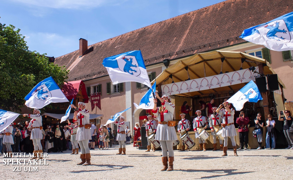 <p>Fahnenschwinger und Vereine aus der Region kommen auch immer wieder gerne</p>
