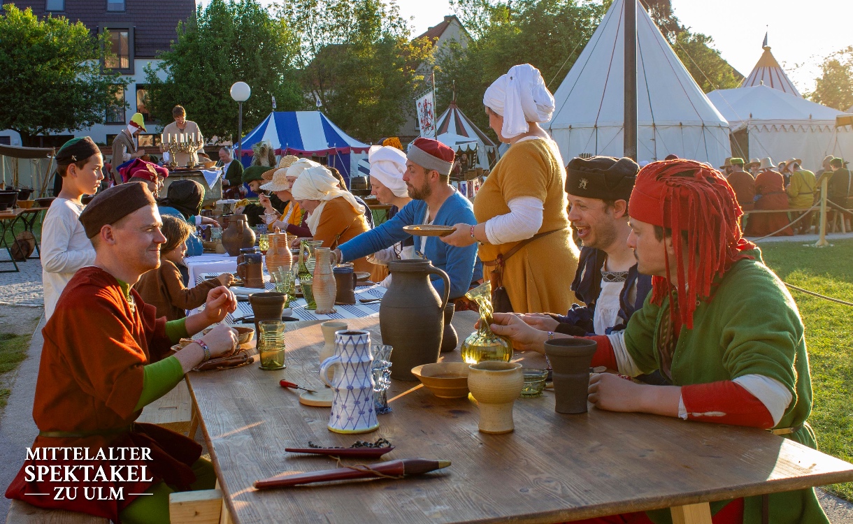 <p>Die Zeitreise im Klostergarten mit Lagergruppen aus den Epochen von Früh- bis Spätmittelalter und Renaissance</p>

