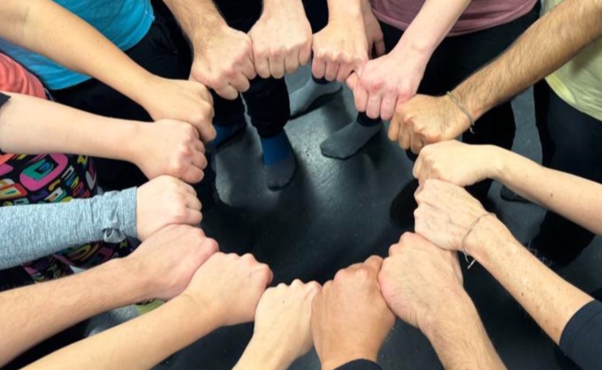 <p>Unser Symbol: ein Ring miteinander verknüpfter linker Hände, die vom Herzen kommen.<br />
(Foto: Teatro International) </p>
