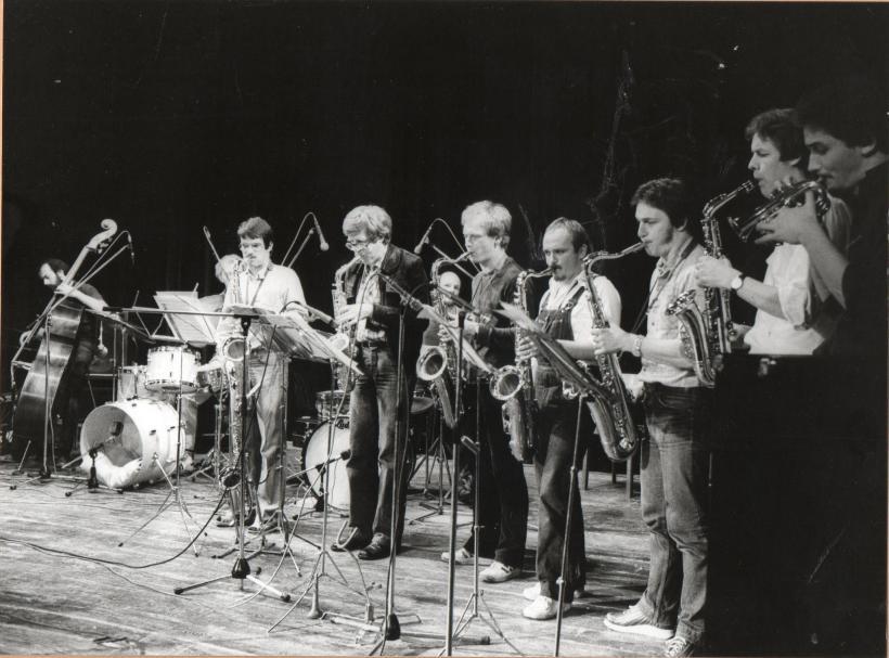 <p>Günter Buhles mit Rheintal Express auf der Bühne, 1980</p>
