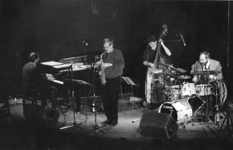 <p>Günter Buhles mit seiner Gruppe „Four Corners“ in den Roxy-Hallen 1991</p>
