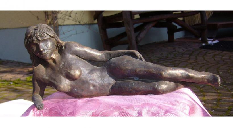 <p>Liegende weibliche Bronzestatue</p>
